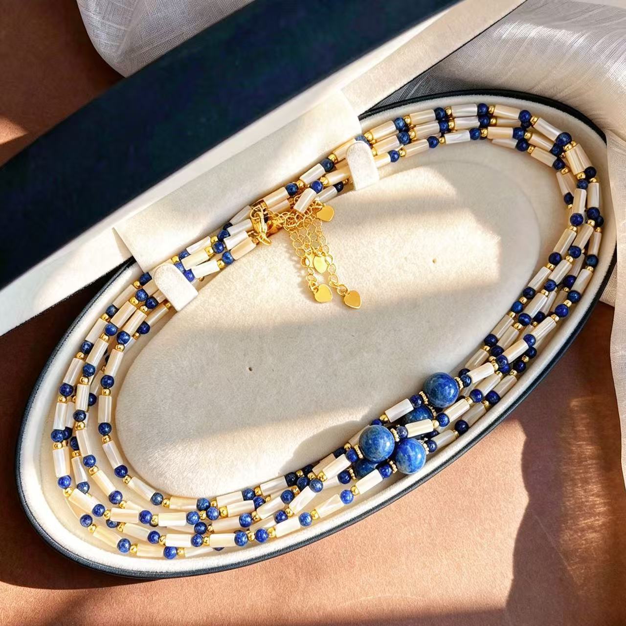 Vintage Fashion Instagram - ヴィンテージ風のインスタグラムスタイル、天然ラピスラズリと貝殻をあしらった、女性向けのエレガントなチョーカーネックレス。鎖骨を美しく飾るデザイン。