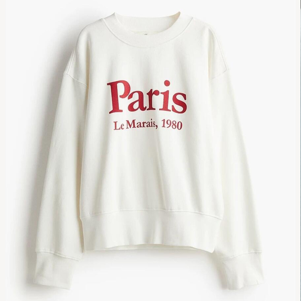 Vintage Fashion In Paris - 2026年秋、フレンチ・ヴィンテージ風のコットン素材のクルーネックプルオーバー。ゆったりとしたシルエットで、パリの文字がプリントされたカジュアルなスウェットシャツ。ファッション性の高いトップス。